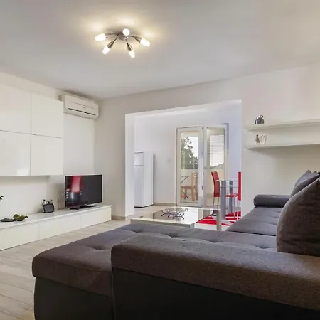 Apartman Comfort With Pool In (adults Only) Medulin