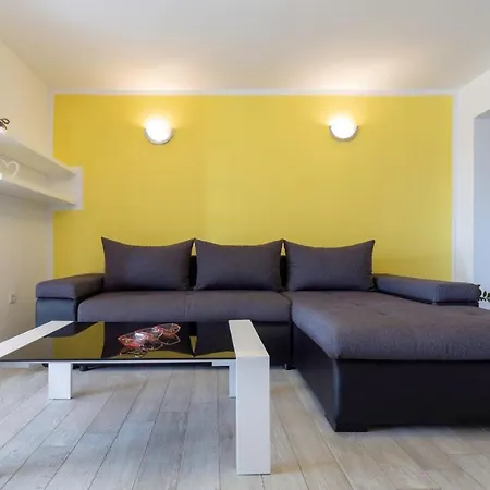 Apartment Comfort With Pool In (adults Only) Medulin