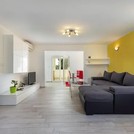 Apartment Comfort With Pool In (adults Only) Medulin