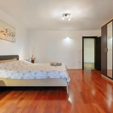 Comfort With Pool In (adults Only) Apartment *